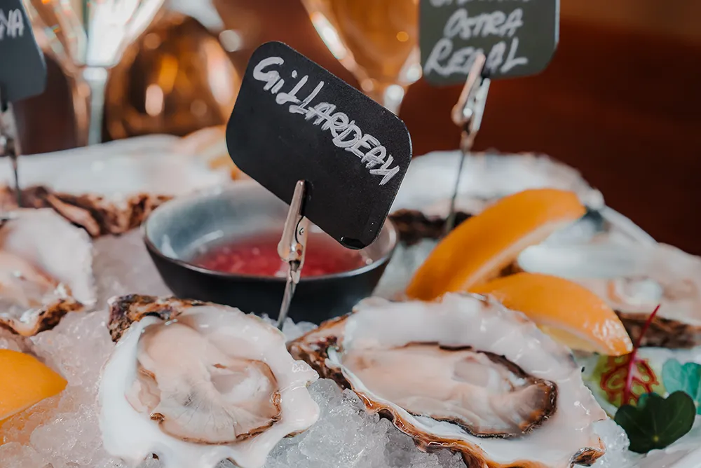 How does Captain Curts showcase the diverse flavors of oysters