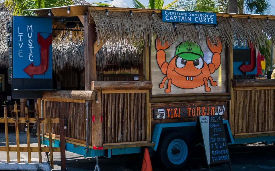 Captain Curt’s Live Music Bar in Siesta Key Captain Curt’s Crab & Oyster Bar, a popular live music bar in Siesta Key near Sarasota